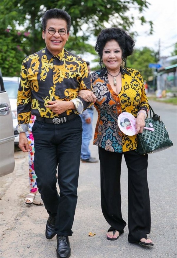 thanh-bach-noi-gi-ve-ao-dai-8-met-gay-xon-xao-blogtamsuvn06