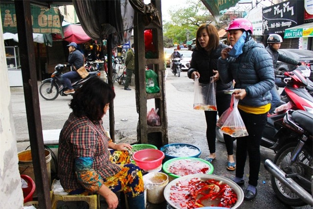 Giá cá chép tại cửa hàng của cô Đạt dao động từ 30.000 – 70.000 đồng/bộ gồm 3 con. (Ảnh: Hồng Vân)