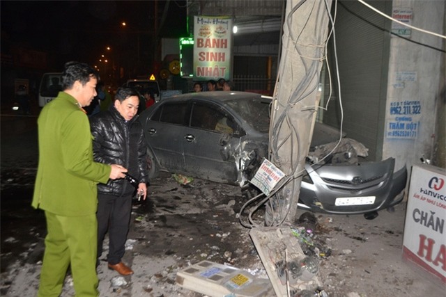 Cột điện bị ô tô gây tai nạn húc gãy. Ảnh: Đ.Tuỳ