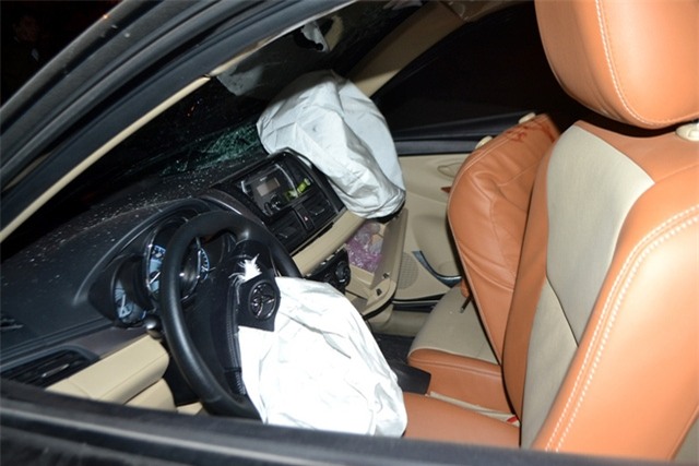 Túi khí của xe gây tai nạn bung ra và trên sàn có nhiều vết máu