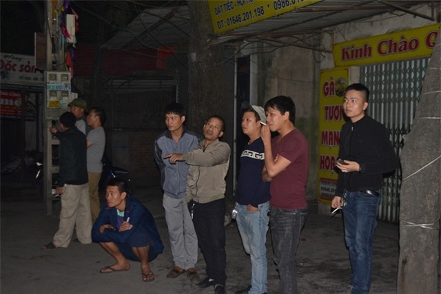 Nhiều người dân khu phố theo dõi vụ tai nạn