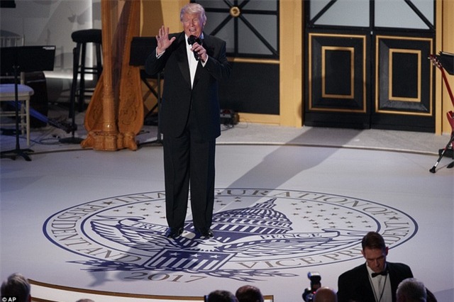 Trước khi bữa tiệc bắt đầu, Tổng thống đắc cử Trump đã có bài phát biểu tri ân các nhà tài trợ cũng như các trợ lý đã kề vai sát cánh cùng ông trong suốt chiến dịch tranh cử. (Ảnh: AP)