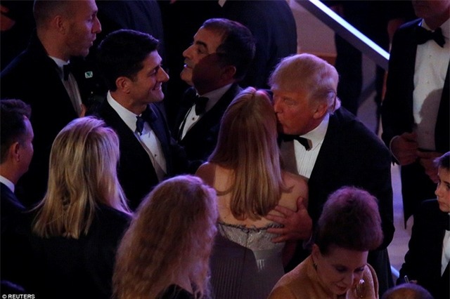 Trong bài phát biểu, khi đề cập đến lễ nhậm chức vào sáng hôm sau, ông Trump đã hài hước nói rằng: “Ngày mai trời có thể mưa. Nhưng tôi không quan tâm. Chẳng vấn đề gì hết. Nếu thực sự trời mưa, không sao cả, bởi mọi nó sẽ khiến mọi người nhận ra rằng mái tóc của tôi là thật. Có thể sẽ có một chút xáo trộn, nhưng mà họ sẽ thấy mái tóc của tôi là thật”. Trong ảnh: Tổng thống đắc cử Trump chào các quan khách tại bữa tiệc. (Ảnh: Reuters)