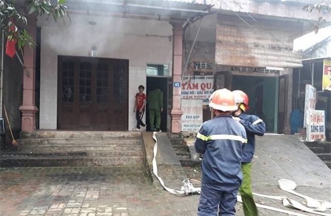 ha tinh thap huong cung ong tao ngoi nha 2 tang bi chay