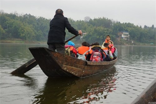 Thầy giáo 10 năm lái đò miễn phí đưa học sinh đến trường - 5