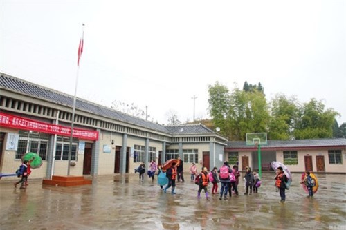 Thầy giáo 10 năm lái đò miễn phí đưa học sinh đến trường - 7