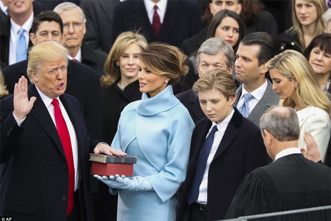 Ông Donald Trump chính thức trở thành tổng thống thứ 45 của Mỹ - Ảnh 3.