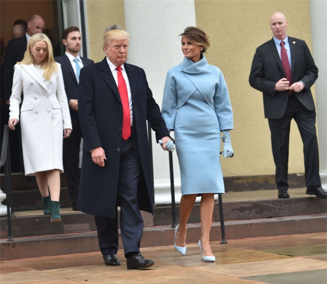 Trong lễ nhậm chức, bà Trump đã xào ngay phong cách thời trang của hai cựu Đệ nhất phu nhân! - Ảnh 2.