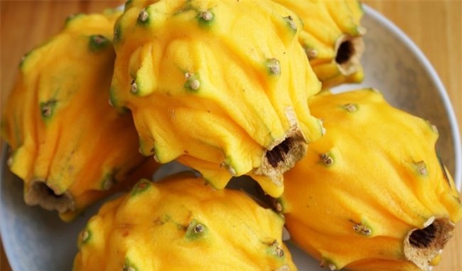 Thanh long vàng Malaysia, xoài đỏ Nhật: Quả lạ cúng Tết ông bà