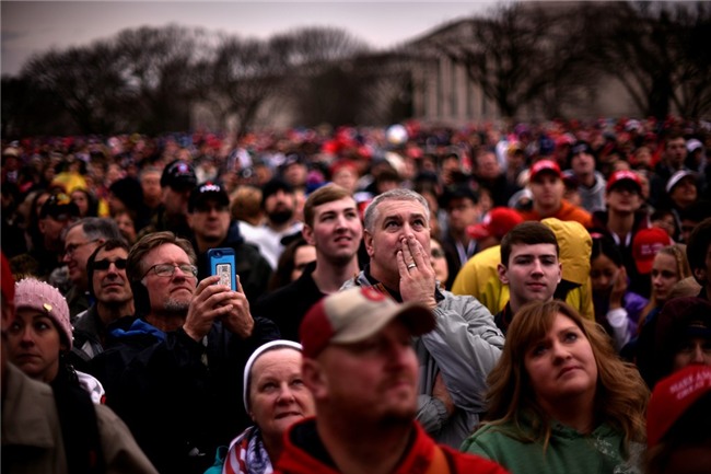 Le nham chuc vang ve va cam xuc doi nghich cua Trump hinh anh 11