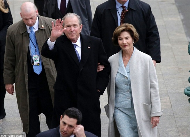 Le nham chuc vang ve va cam xuc doi nghich cua Trump hinh anh 3