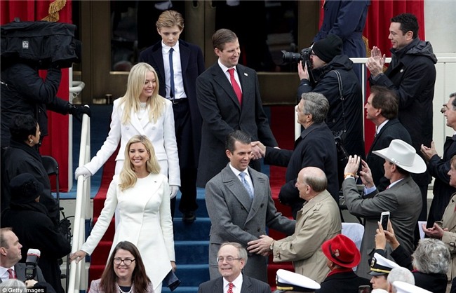 Le nham chuc vang ve va cam xuc doi nghich cua Trump hinh anh 6