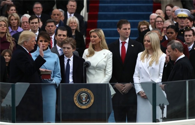 Le nham chuc vang ve va cam xuc doi nghich cua Trump hinh anh 7