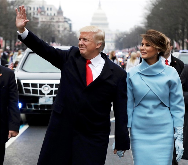 Le nham chuc vang ve va cam xuc doi nghich cua Trump hinh anh 16