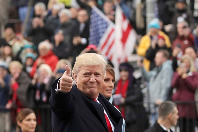 Le nham chuc vang ve va cam xuc doi nghich cua Trump hinh anh 18