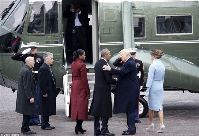 Le nham chuc vang ve va cam xuc doi nghich cua Trump hinh anh 19