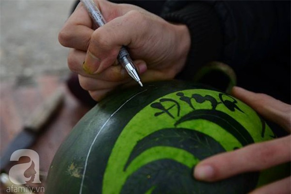 Dưa hấu, dừa tươi khắc hình gà giá gấp 6 lần vẫn được người Hà Nội ưa chuộng mua về trưng Tết - Ảnh 1.