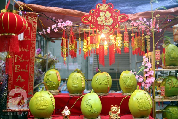 Dưa hấu, dừa tươi khắc hình gà giá gấp 6 lần vẫn được người Hà Nội ưa chuộng mua về trưng Tết - Ảnh 10.