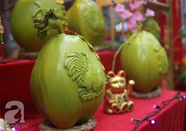 Dưa hấu, dừa tươi khắc hình gà giá gấp 6 lần vẫn được người Hà Nội ưa chuộng mua về trưng Tết - Ảnh 11.