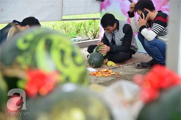 Dưa hấu, dừa tươi khắc hình gà giá gấp 6 lần vẫn được người Hà Nội ưa chuộng mua về trưng Tết - Ảnh 3.