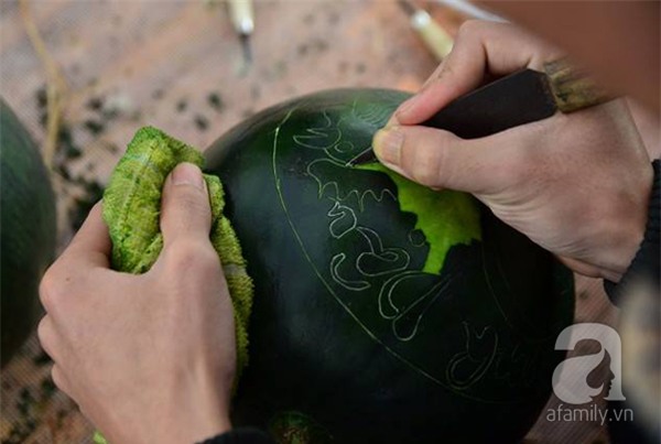 Dưa hấu, dừa tươi khắc hình gà giá gấp 6 lần vẫn được người Hà Nội ưa chuộng mua về trưng Tết - Ảnh 4.