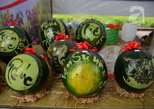 Dưa hấu, dừa tươi khắc hình gà giá gấp 6 lần vẫn được người Hà Nội ưa chuộng mua về trưng Tết - Ảnh 5.