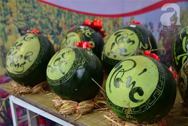 Dưa hấu, dừa tươi khắc hình gà giá gấp 6 lần vẫn được người Hà Nội ưa chuộng mua về trưng Tết - Ảnh 6.