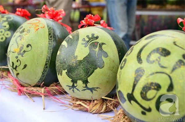 Dưa hấu, dừa tươi khắc hình gà giá gấp 6 lần vẫn được người Hà Nội ưa chuộng mua về trưng Tết - Ảnh 7.