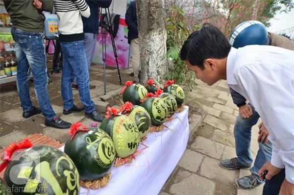 Dưa hấu, dừa tươi khắc hình gà giá gấp 6 lần vẫn được người Hà Nội ưa chuộng mua về trưng Tết - Ảnh 8.