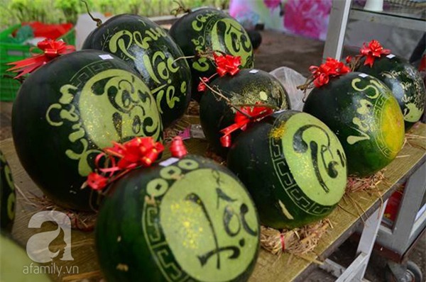 Dưa hấu, dừa tươi khắc hình gà giá gấp 6 lần vẫn được người Hà Nội ưa chuộng mua về trưng Tết - Ảnh 9.