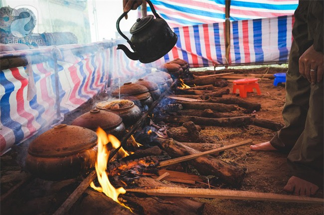 Về làng Vũ Đại giáp Tết, thưởng thức món cá kho đắt gấp trăm lần bình thường mà vẫn cháy hàng - Ảnh 13.