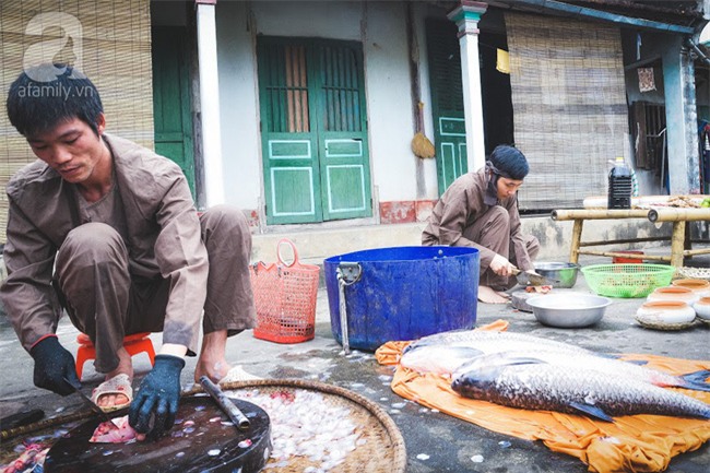 Về làng Vũ Đại giáp Tết, thưởng thức món cá kho đắt gấp trăm lần bình thường mà vẫn cháy hàng - Ảnh 4.