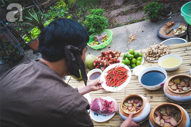 Về làng Vũ Đại giáp Tết, thưởng thức món cá kho đắt gấp trăm lần bình thường mà vẫn cháy hàng - Ảnh 7.