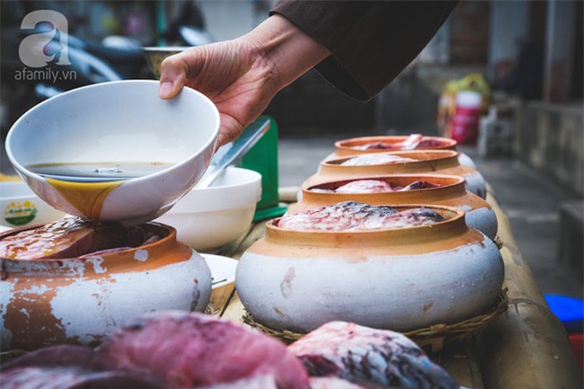 Về làng Vũ Đại giáp Tết, thưởng thức món cá kho đắt gấp trăm lần bình thường mà vẫn cháy hàng - Ảnh 8.