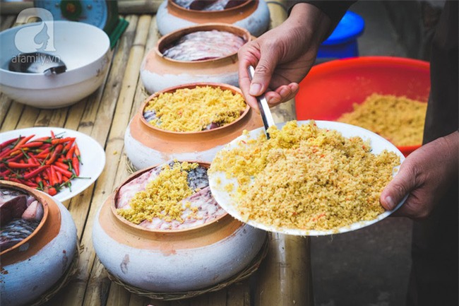 Về làng Vũ Đại giáp Tết, thưởng thức món cá kho đắt gấp trăm lần bình thường mà vẫn cháy hàng - Ảnh 9.