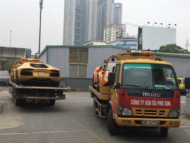 Cặp đôi siêu xe Lamborghini 39 tỷ Đồng được vận chuyển về quê ăn Tết - Ảnh 1.