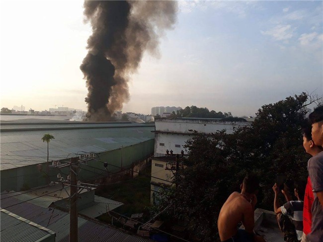 Cháy kho hóa chất lúc rạng sáng ở Sài Gòn