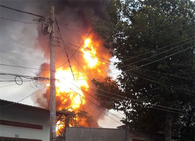 Cháy kho hóa chất lúc rạng sáng ở Sài Gòn