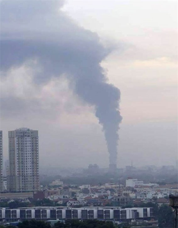 Cháy kho hóa chất lúc rạng sáng ở Sài Gòn