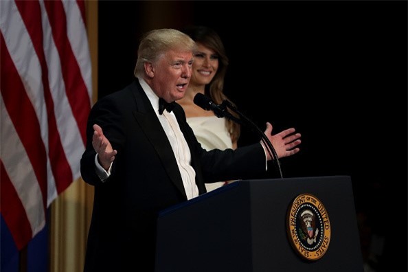 Vo chong Tong thong Trump tinh tu trong tiec khieu vu hinh anh 10