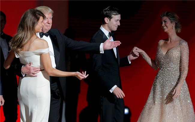 Vo chong Tong thong Trump tinh tu trong tiec khieu vu hinh anh 3