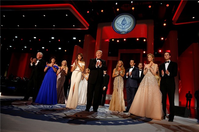 Vo chong Tong thong Trump tinh tu trong tiec khieu vu hinh anh 4