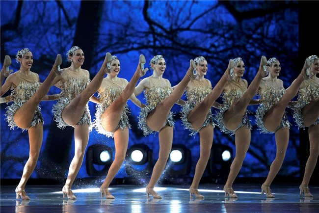 Vo chong Tong thong Trump tinh tu trong tiec khieu vu hinh anh 5