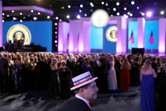 Vo chong Tong thong Trump tinh tu trong tiec khieu vu hinh anh 6