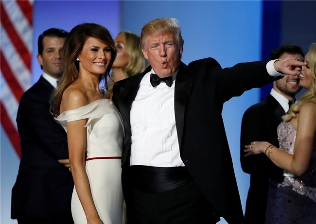 Vo chong Tong thong Trump tinh tu trong tiec khieu vu hinh anh 9