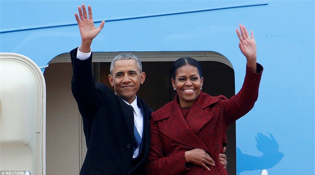 Tổng thống Barack Obama vẫy tay chào tạm biệt lên máy bay, người dân đứng khóc trong tiếc nuối - Ảnh 1.