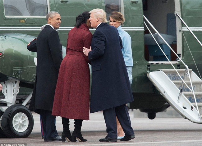 Tổng thống Barack Obama vẫy tay chào tạm biệt lên máy bay, người dân đứng khóc trong tiếc nuối - Ảnh 11.