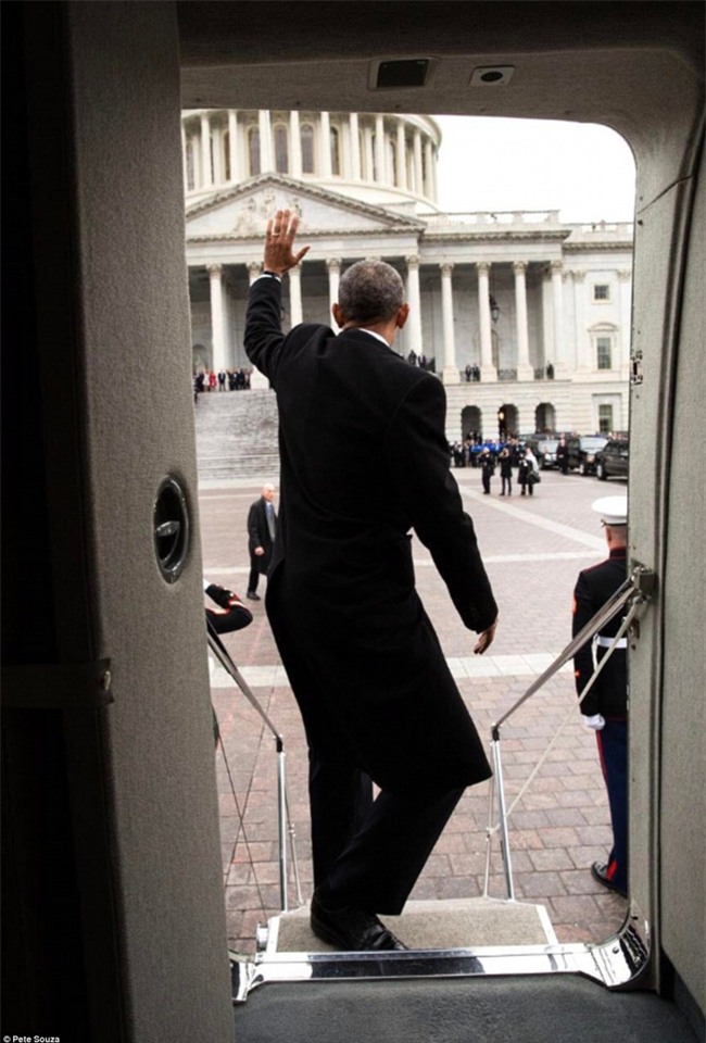 Tổng thống Barack Obama vẫy tay chào tạm biệt lên máy bay, người dân đứng khóc trong tiếc nuối - Ảnh 13.