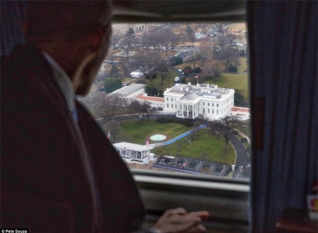 Tổng thống Barack Obama vẫy tay chào tạm biệt lên máy bay, người dân đứng khóc trong tiếc nuối - Ảnh 14.