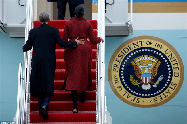 Tổng thống Barack Obama vẫy tay chào tạm biệt lên máy bay, người dân đứng khóc trong tiếc nuối - Ảnh 3.